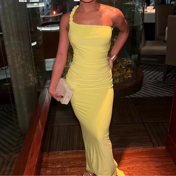 Backless dress - Picture 3 of 5